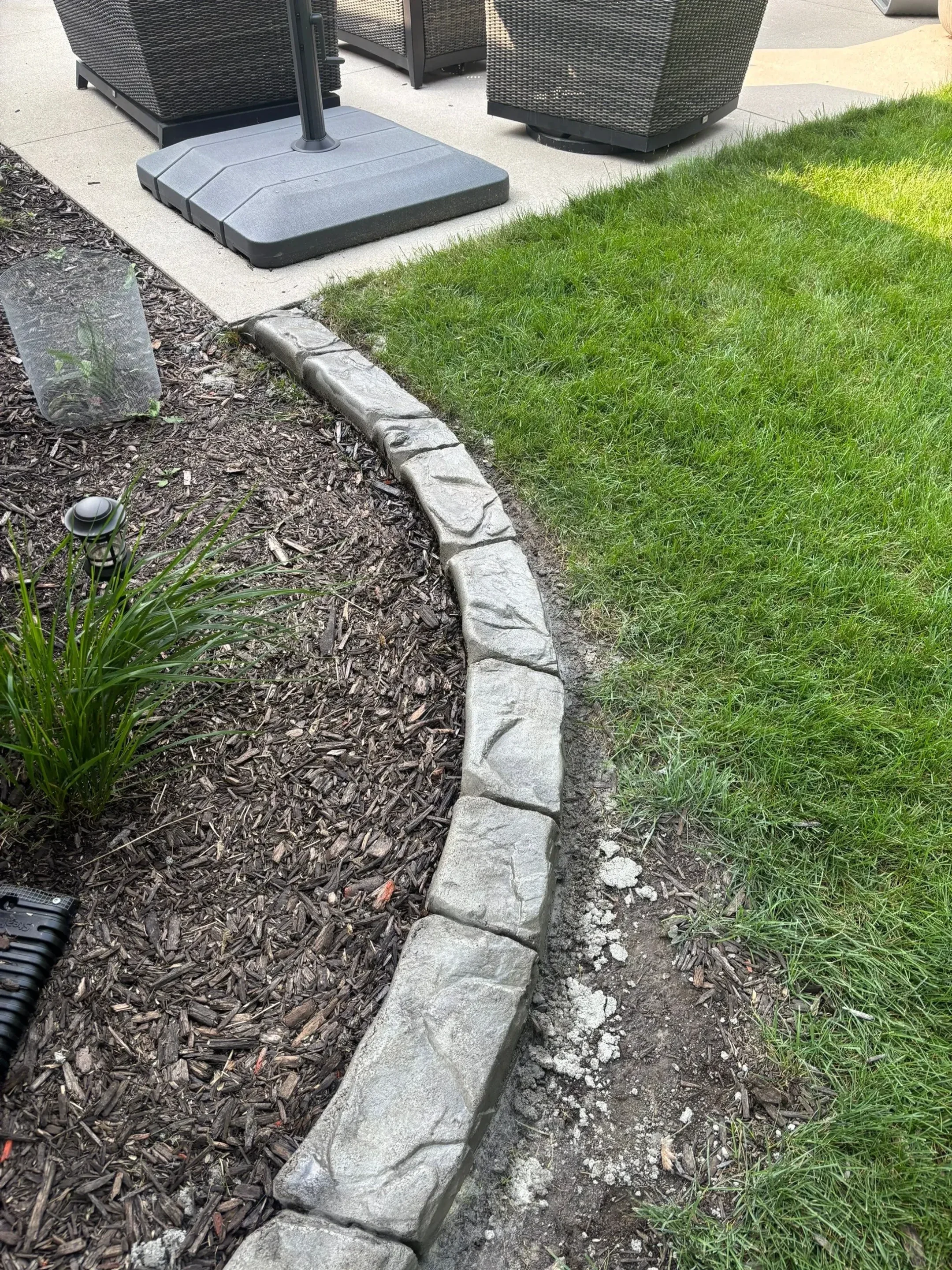 Decorative concrete landscape curbing style example